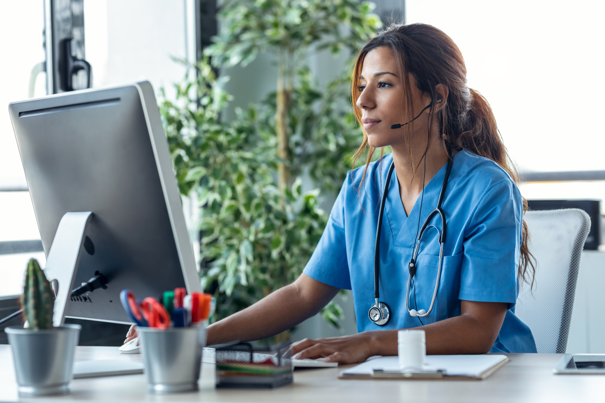 Doctor utilizing cloud fax instead of traditional physical fax